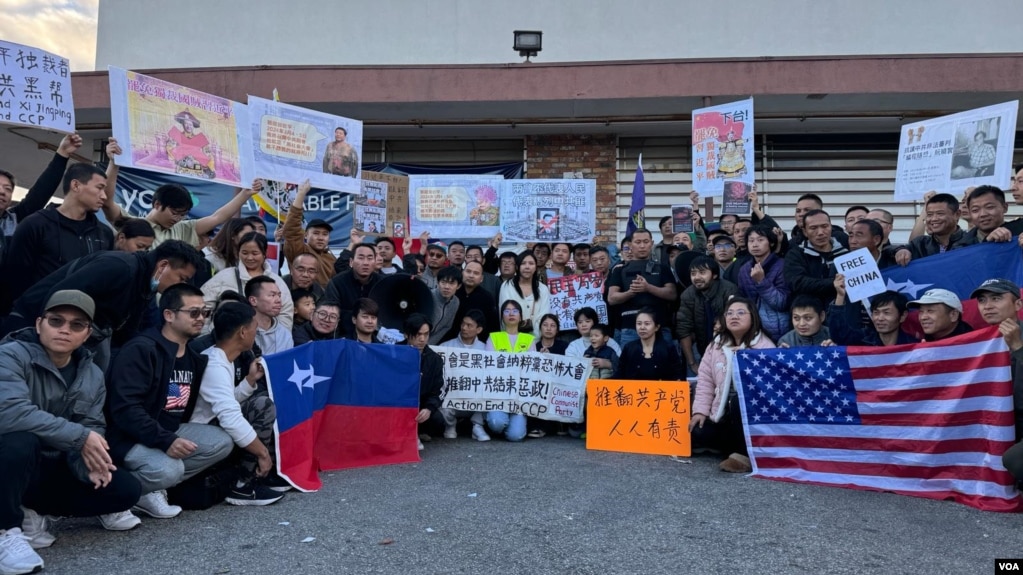 中国异议人士及新老移民在洛杉矶附近的蒙特利公园市(Monterey Park)的丁胖子广场举行集会,抗议本周在北京召开的中国“两会”。(2024年3月3日,张木林拍摄)