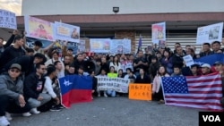 中国异议人士及新老移民在洛杉矶附近的蒙特利公园市(Monterey Park)的丁胖子广场举行集会，抗议本周在北京召开的中国“两会”。（2024年3月3日，张木林拍摄）