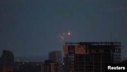 L'explosion d'un drone visible dans le ciel au-dessus de Kiev, Ukraine, le 20 juin 2023.