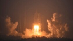 Roket Long March-5, membawa pesawat ruang angkasa Chang'e-6, meluncur dari landasan peluncurannya di Situs Peluncuran Luar Angkasa Wenchang di Provinsi Hainan China selatan, Jumat, 3 Mei. 2024. (Guo Cheng/Xinhua via AP)