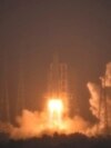 Roket Long March-5, membawa pesawat ruang angkasa Chang'e-6, meluncur dari landasan peluncurannya di Situs Peluncuran Luar Angkasa Wenchang di Provinsi Hainan China selatan, Jumat, 3 Mei. 2024. (Guo Cheng/Xinhua via AP)