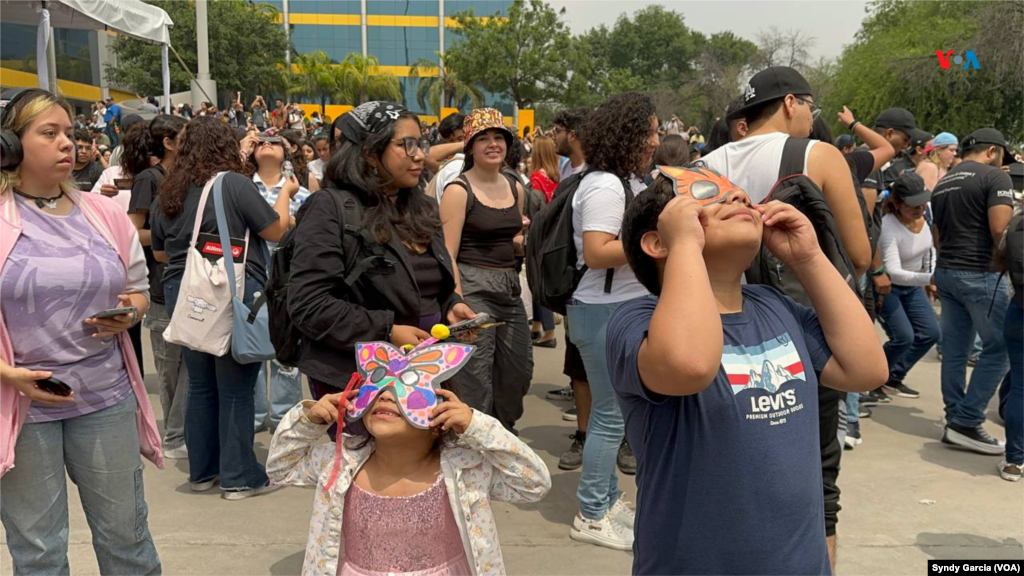 Daniel, un niño que asistió a observar el eclipse, dijo estar asombrado de cómo este evento astronómico reunió a tantas personas.