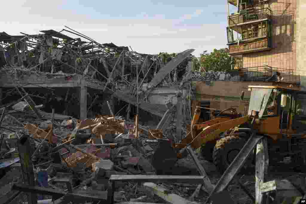 Un tractor limpia los escombros tras un ataque ruso al hotel Sapphire en Kramatorsk, región de Donetsk, Ucrania, el domingo 25 de agosto de 2024. (Foto AP/Evgeniy Maloletka) &nbsp;