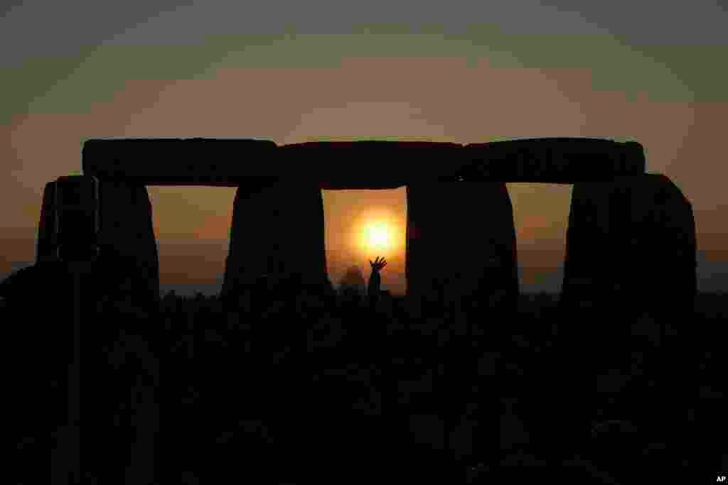 Pessoas reúnem-se em Stonehenge para celebrar o solstício de verão, o dia mais longo do ano, perto de Salisbury, Inglaterra, em 21 de junho de 2023.