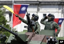 Tentara Taiwan memberi hormat saat perayaan Hari Nasional di depan Gedung Kepresidenan di Taipei pada 10 Oktober 2021. (Foto: AP)