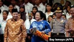 Wakil Presiden Hamzah Haz (kiri) mendampingi Presiden Megawati Sukarnoputri dalam perayaan Kemerdekaan ke-59 Republik Indonesia, di Jakarta, 18 Agustus 2004. Hamzah Haz wafat pada Rabu, 24 Juli 2024 dalam usia 84 tahun. (Foto: Bay Ismoyo/AFP)