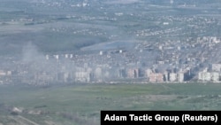 Дым, поднимающийся в небо в результате обстрела украинского Бахмута. 8 мая 2023 года