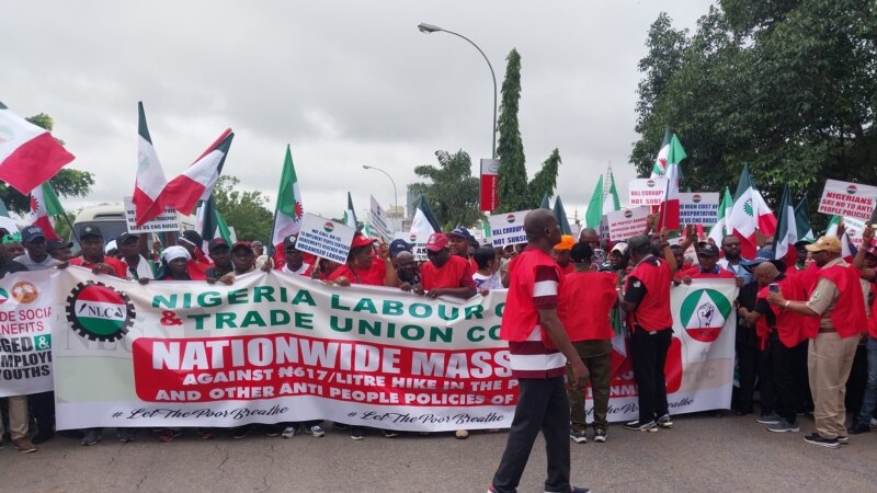 Des milliers de travailleurs du Nigéria manifestent contre la vie chère