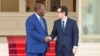 Le président ivoirien Alassane Ouattara et le ministre français des Affaires étrangères Stéphane Séjourné.