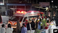 Спасатель выгружает пострадавших от землетрясения из машины скорой помощи в больнице в Сайду Шарифе, городе в пакистанской долине Сват, 21 марта 2023 года.