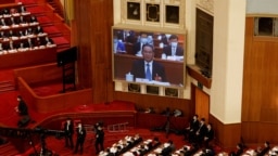 北京人大会堂的电子大屏幕显示李强在全国人大会议上讲话。（2023年3月5日）