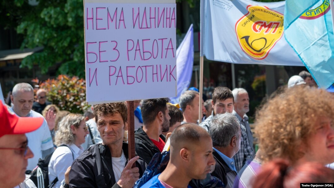 Андрија Младенович од Центар за европски политики во Белград вели дека „постојат некои проценки дека сме изгубиле повеќе од 500.000 луѓе од 2011 година досега