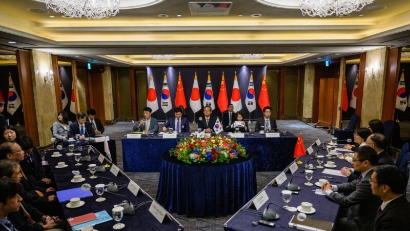 Wakil Menlu Senior Jepang Funakoshi Takehiro (ketiga dari kiri), Wakil Menlu Korea Selatan Chung Byung-won (tengah) dan Wakil Menlu China Nong Rong (ketiga dari kanan) bersiap untuk Pertemuan Tingkat Tinggi Trilateral (SOM) di Seoul, 26 September 2023. (ANTHONY WALLACE/AFP)