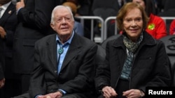 Rais wa zamani wa Marekani Jimmy Carter (L) na marehemu mkewe Rosalynn wakiangalia NBA kati ya The Atlanta Hawks na The New York Knicks huko Atlanta. Feb. 14, 2019. (Dale Zanine-USA Today Sports via Reuters)