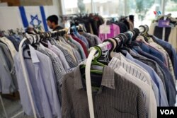 Ropa donada desde todos los rincones de Israel se distribuye gratuitamente en Jerusalén para los deplazados por la guerra.