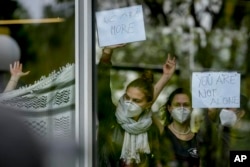 Aksi demo pro-Palestina kelompok "Koalisi Mahasiswa Berlin" di halaman teater universitas 'Freie Universität Berlin' di Berlin, Jerman, Selasa, 7 Mei 2024. (AP/Markus Schreiber)