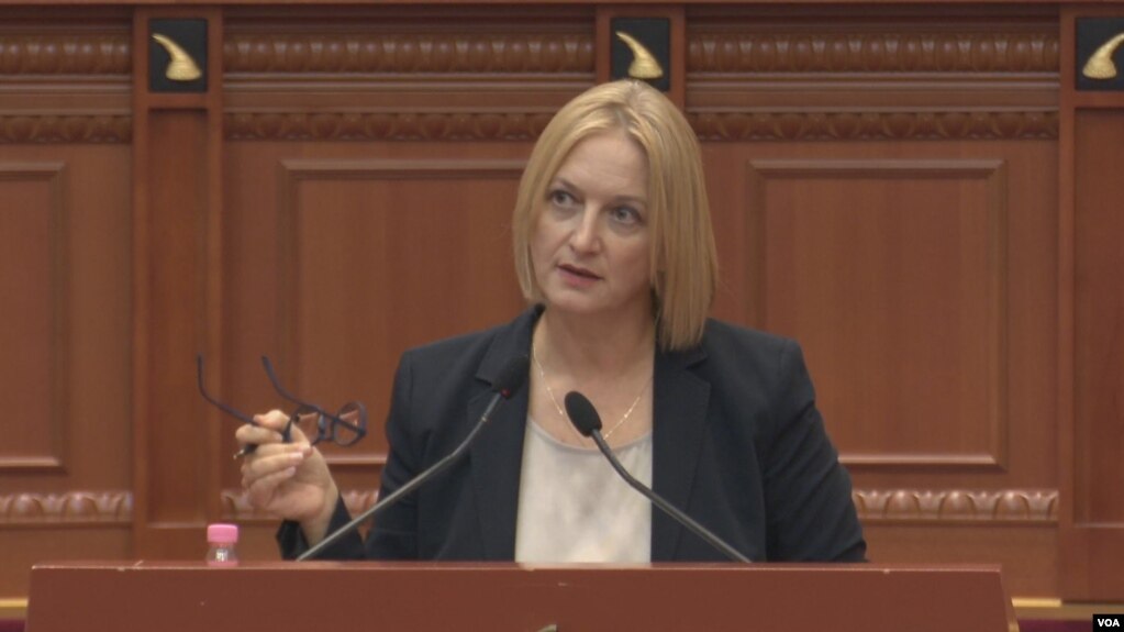 Ministrja e Bujqësisë Anila Denaj gjatë interpelancës në parlament