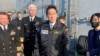 资料照：日本首相岸田文雄登上停泊在东京以南相模湾的美国海军尼米兹级核动力航母里根号。（2022年11月6日）