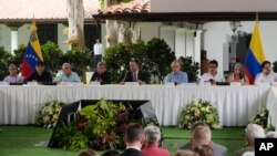 ARCHIVO - Pablo Beltrán, de la guerrilla del ELN, cuarto desde la izquierda, habla durante el cierre del cuarto ciclo de conversaciones de paz con el gobierno colombiano en el Centro Cultural Aquiles Nazoa en Caracas, Venezuela, el 4 de septiembre de 2023.