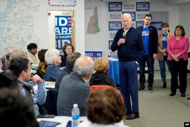 El presidente Joe Biden habla con sus partidarios durante una visita a una oficina de campo de campaña, en Manchester, New Hampshire, el 11 de marzo de 2024.