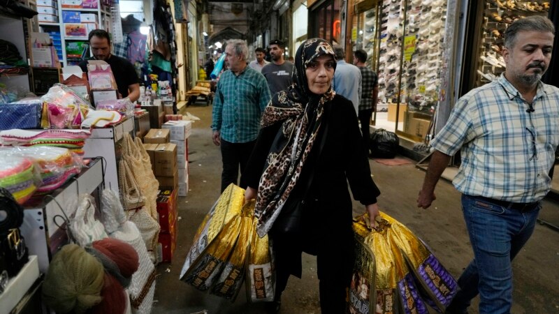 هەندێک لە شرۆڤەکاران سزاکانی ئەمەریکا و ئێران بە ڕەمزی ناودەبەن و دەڵێن سزاکان بێکاریگەرن