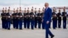 美国总统拜登抵达巴黎奥利机场时走过法国仪仗队的欢迎仪式。（2024年6月5日）