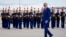 美国总统拜登抵达巴黎奥利机场时走过法国仪仗队的欢迎仪式。（2024年6月5日）