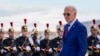 El presidente Joe Biden camina junto a una guardia de honor francesa después de llegar al aeropuerto de Orly, al sur de París, el miércoles 5 de junio de 2024. Biden está en Francia para conmemorar el 80 aniversario del Día D.