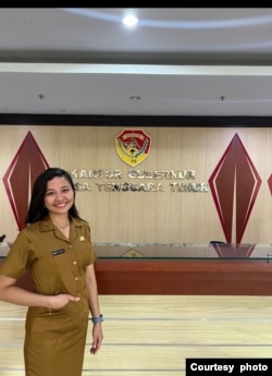 Christina Mega Putri Komar berpose di Kantor Gubernur NTT (dok. pribadi)