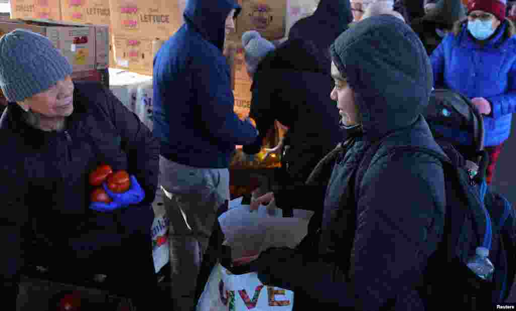 Muchas personas en EEUU aún reciben alimentos&nbsp;a través del Programa de Asistencia Nutricional Suplementaria (SNAP). Estos tipos de ayuda&nbsp;evitaron que millones pasaran hambre durante la pandemia de COVID-19.