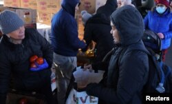 Sejumlah wara mengambil sembako gratis di Chelsea, Massachusetts, di tengah pemotongan bantuan makanan oleh Pemerintah AS pada akhir Maret, 8 Maret 2023. Program Supplemental Nutrition Assistance Program (SNAP) berjasa mencegah jutaan warga AS dari kelaparan saat pandemi COVID-19. (Foto: Brian Snyder/Reuters)