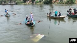 Rescuers work to pull a sunken minibus from a canal of the Nile River near Abu Ghaleb village in Egypt's Giza governorate on May 21, 2024. 