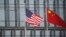 Bendera China dan AS berkibar di luar gedung perusahaan AS di Beijing, Ibu Kota China (Foto: ilustrasi). 