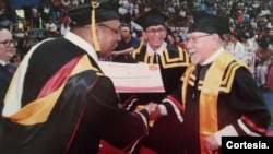 Luis Antonio Cuéllar recibe su diploma de doctor en Humanidades en julio de 2023.