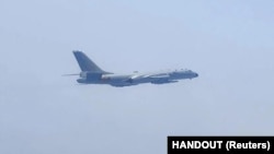 中国人民解放军东部战区空军的一架飞机在一处未公开的地点参加战备巡逻和环台 “联合利剑”演习。（资料照片：2023年4月8日）