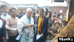 ঢাকার উত্তরায় লিফলেট বিতরণ করছেন বিএনপির সিনিয়র যুগ্ম মহাসচিব রুহুল কবির রিজভী। ২২ ডিসেম্বর, ২০২৩।