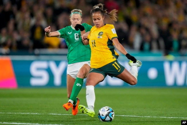 L'Australienne Mary Fowler, à droite, rivalise pour le ballon avec l'Irlandaise Ruesha Littlejohn lors d'un match de football de la Coupe du monde féminine à Sydney, en Australie, le 20 juillet 2023.