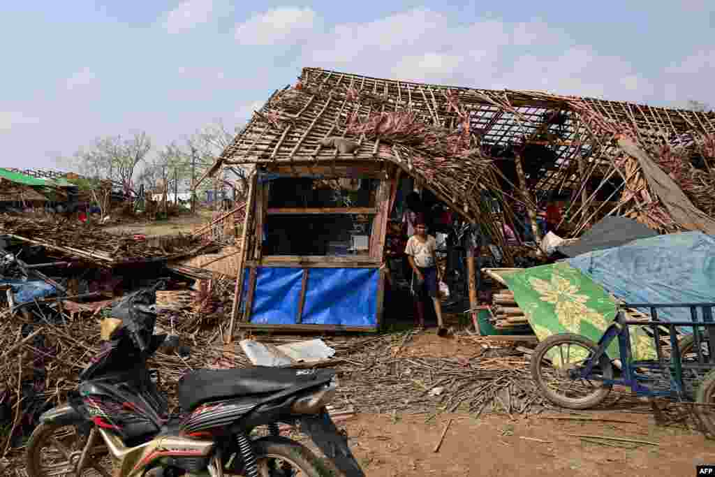 အင်အားပြင်း "မိုခါ" ဆိုင်ကလုန်းမုန်တိုင်းတိုက်ခတ်အပြီး တွေ့ရတဲ့ စစ်တွေမြို့နယ်ထဲက အုန်းတောချေရိုဟင်ဂျာဒုက္ခသည်စခန်း၊ (မေ ၁၆၊ ၂၀၂၃)