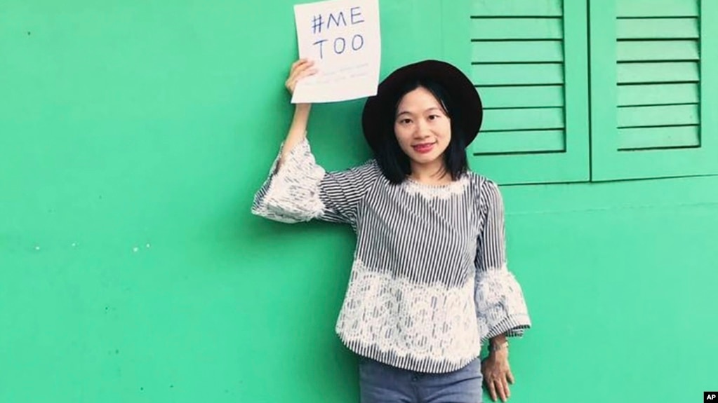 资料照片: 2017年9月中国记者黄雪琴举着#METOO 标语