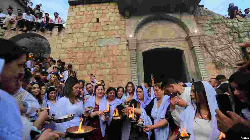 Ирачките Јазиди го посетуваат храмот Лалиш, на денот на церемонијата по повод Црвената среда, прославата на Јазидската Нова Година, во областа Шехан Ирак.