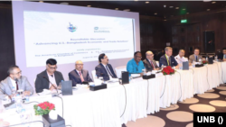 ঢাকার একটি হোটেলে ইউএস-বাংলাদেশ বিজনেস কাউন্সিলের এক্সিকিউটিভ বিজনেস প্রতিনিধিদলের সঙ্গে এক গোলটেবিল বৈঠকে বাংলাদেশের বাণিজ্যমন্ত্রী টিপু মুনশি। ৩০ অগাস্ট, ২০২৩। 