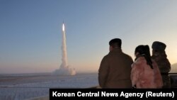 Pemimpin Korea Utara Kim Jong Un mengamati peluncuran rudal balistik antarbenua (ICBM) Hwasong-18 dari lokasi yang dirahasiakan, pada 18 Desember 2023. (Foto: KCNA via Reuters)