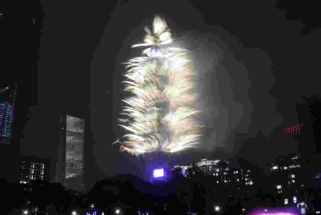 جشن&zwnj; و سرور آغاز سال ۲۰۲۴ در تایپه، تایوان
