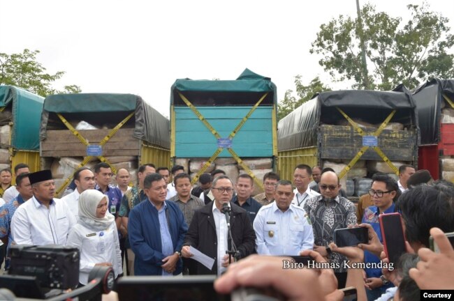 Menteri Perdagangan, Zulkifli Hasan bersama Wakil Gubernur Riau, Edy Nasution dan Plt Direktur Jenderal Perlindungan Konsumen dan Tertib Niaga, Moga Simatupang dalam konferensi pers di Pekanbaru, Riau, Jumat (17/03). (Biro Humas Kemendag)