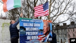 প্রেসিডেন্ট জো বাইডেন কে স্বাগত জানাতে মুখিয়ে আছে তাঁর পূর্ব পুরুষের শহর ব্যালিনা। ৪ এপ্রিল, ২০২৩। 