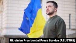 烏克蘭總統澤連斯基站在烏克蘭國旗前