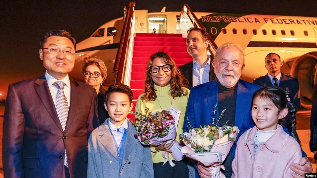 Presiden Brasil Luiz Inacio Lula da Silva dan ibu negara Rosangela "Janja" da Silva disambut di China oleh Wakil Menteri Luar Negeri Xie Feng di Shanghai, 13 April 2023. (Ricardo Stuckert/Handout via Reuters)