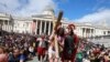 Miembros de la compañía de teatro Wintershall Players representan La Pasión de Jesús, la agonía, muerte y resurrección de Cristo, en el Viernes Santo del calendario cristiano, en Trafalgar Square en Londres, Gran Bretaña.