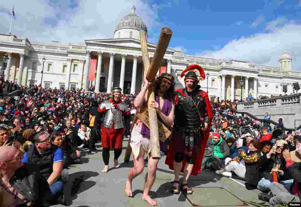 Miembros de la compañía de teatro Wintershall Players representan La Pasión de Jesús, la agonía, muerte y resurrección de Cristo, en el Viernes Santo del calendario cristiano, en Trafalgar Square en Londres, Gran Bretaña.