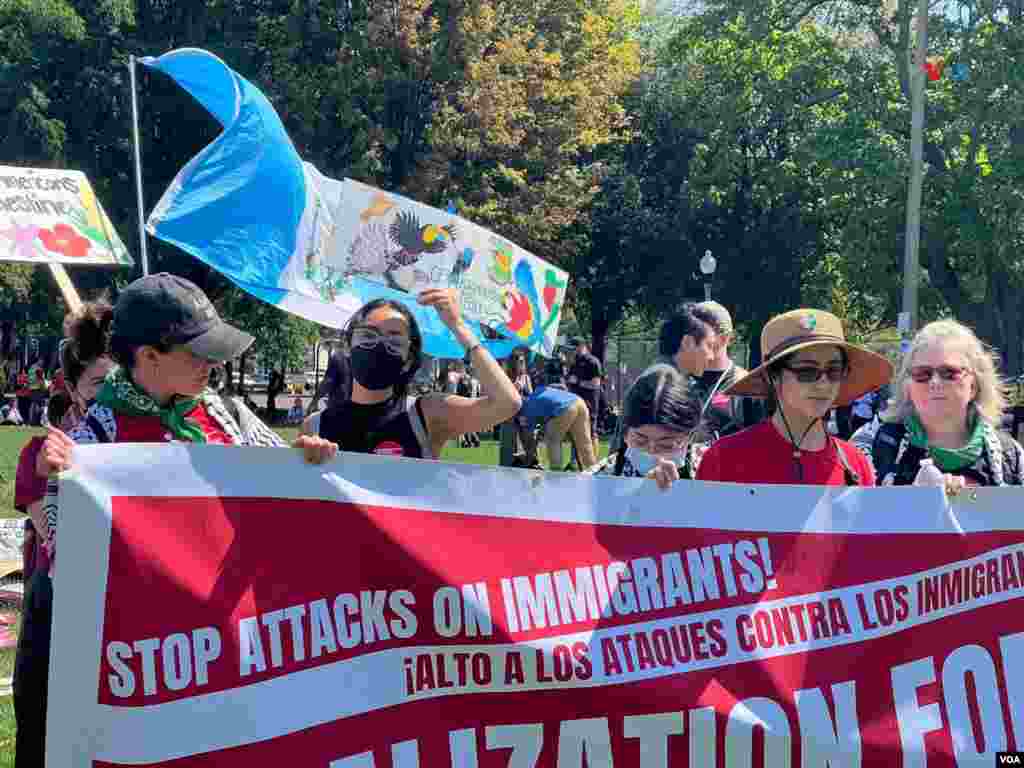 En esta imagen, manifestantes piden &quot;parar los ataques contra los inmigrantes&quot;.&nbsp;